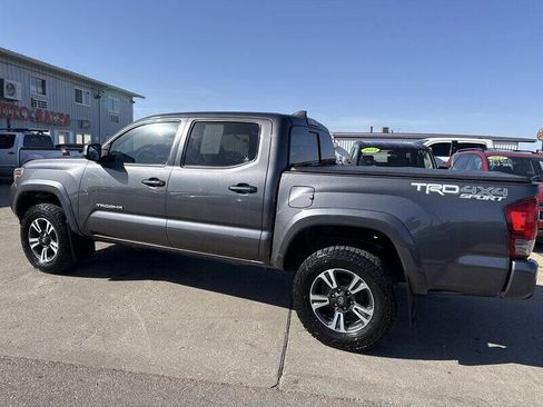 Used 2017 Toyota Tacoma TRD Sport AWD/4WD image 4