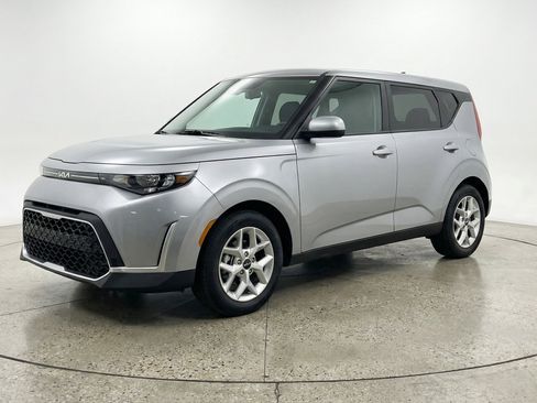 Used 2025 Kia Soul LX w/ LX Technology Package image 3