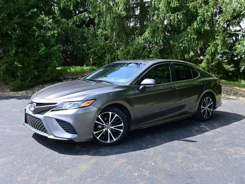 Used 2018 Toyota Camry SE w/ Moonroof Package FWD image 16