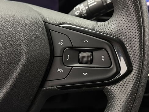 Used 2025 Chevrolet Trax LT FWD image 19