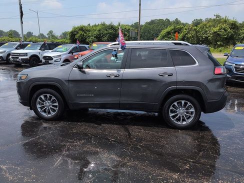 Used 2019 Jeep Cherokee Latitude Plus w/ Cold Weather Group AWD/4WD image 4