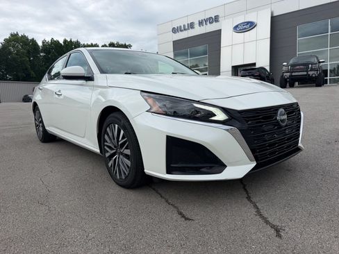 Used 2024 Nissan Altima 2.5 SV w/ SV Premium Package FWD image 3
