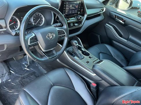 Used 2022 Toyota Highlander XLE FWD image 19