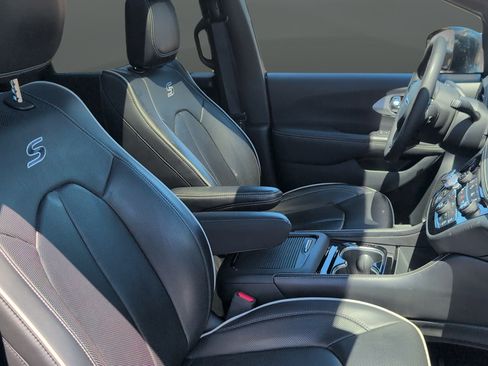 Used 2025 Chrysler Pacifica Limited FWD image 33