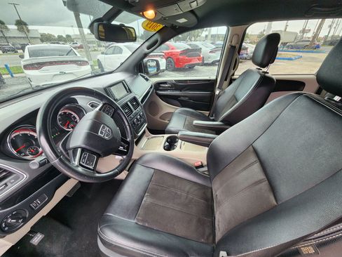 Used 2019 Dodge Grand Caravan SXT image 14