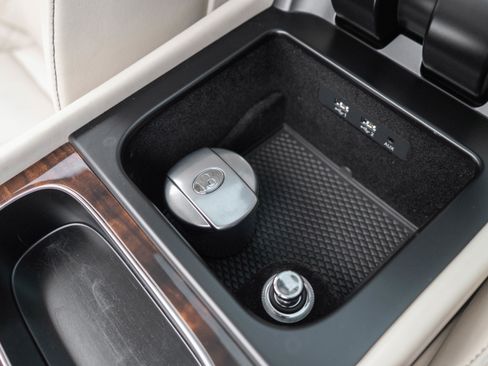 Used 2017 Bentley Bentayga image 27