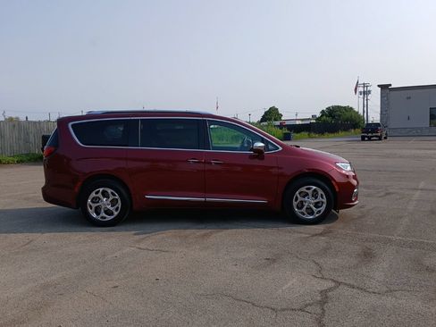 Used 2021 Chrysler Pacifica Limited AWD/4WD image 5