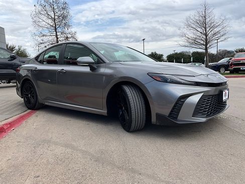 Used 2025 Toyota Camry SE image 5