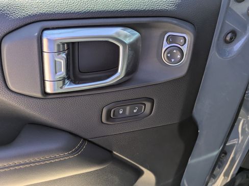 Used 2025 Jeep Wrangler Unlimited Sahara AWD/4WD image 8