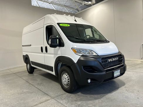 Used 2024 RAM ProMaster 2500 w/ Convenience Group FWD image 4