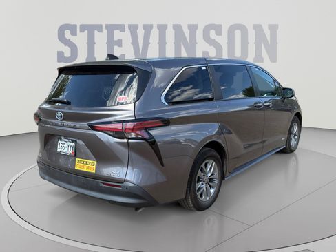 Used 2021 Toyota Sienna XLE AWD/4WD image 5