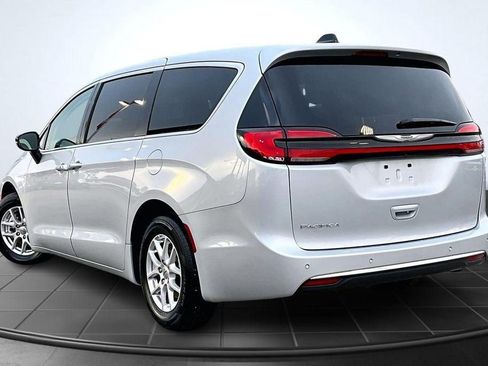 Used 2024 Chrysler Pacifica Touring-L FWD image 2