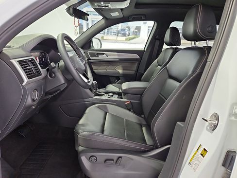 Certified 2022 Volkswagen Atlas Cross Sport SE w/ Panoramic Sunroof Package AWD/4WD image 16