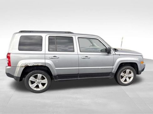 Used 2014 Jeep Patriot Latitude AWD/4WD image 9