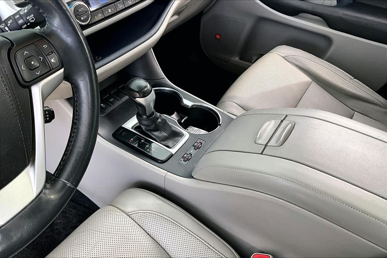Used 2016 Toyota Highlander Limited FWD image 16