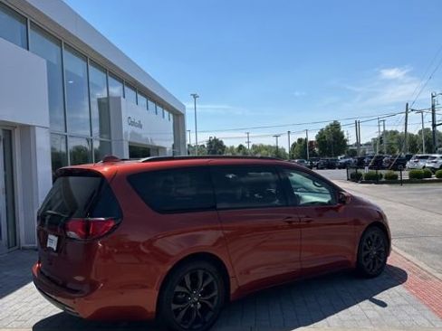 Used 2018 Chrysler Pacifica Touring-L Plus w/ Advanced Safetytec Group FWD image 8