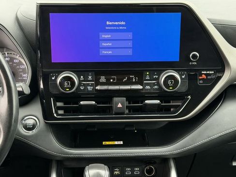 Used 2023 Toyota Highlander XLE AWD/4WD image 17