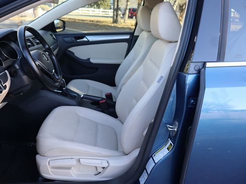 Used 2017 Volkswagen Jetta SE image 18