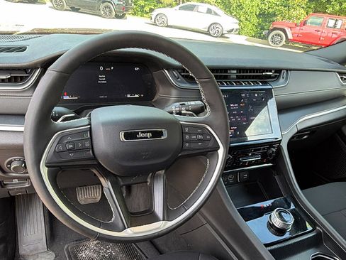 Used 2025 Jeep Grand Cherokee Laredo X w/ Luxury Tech Group I AWD/4WD image 25