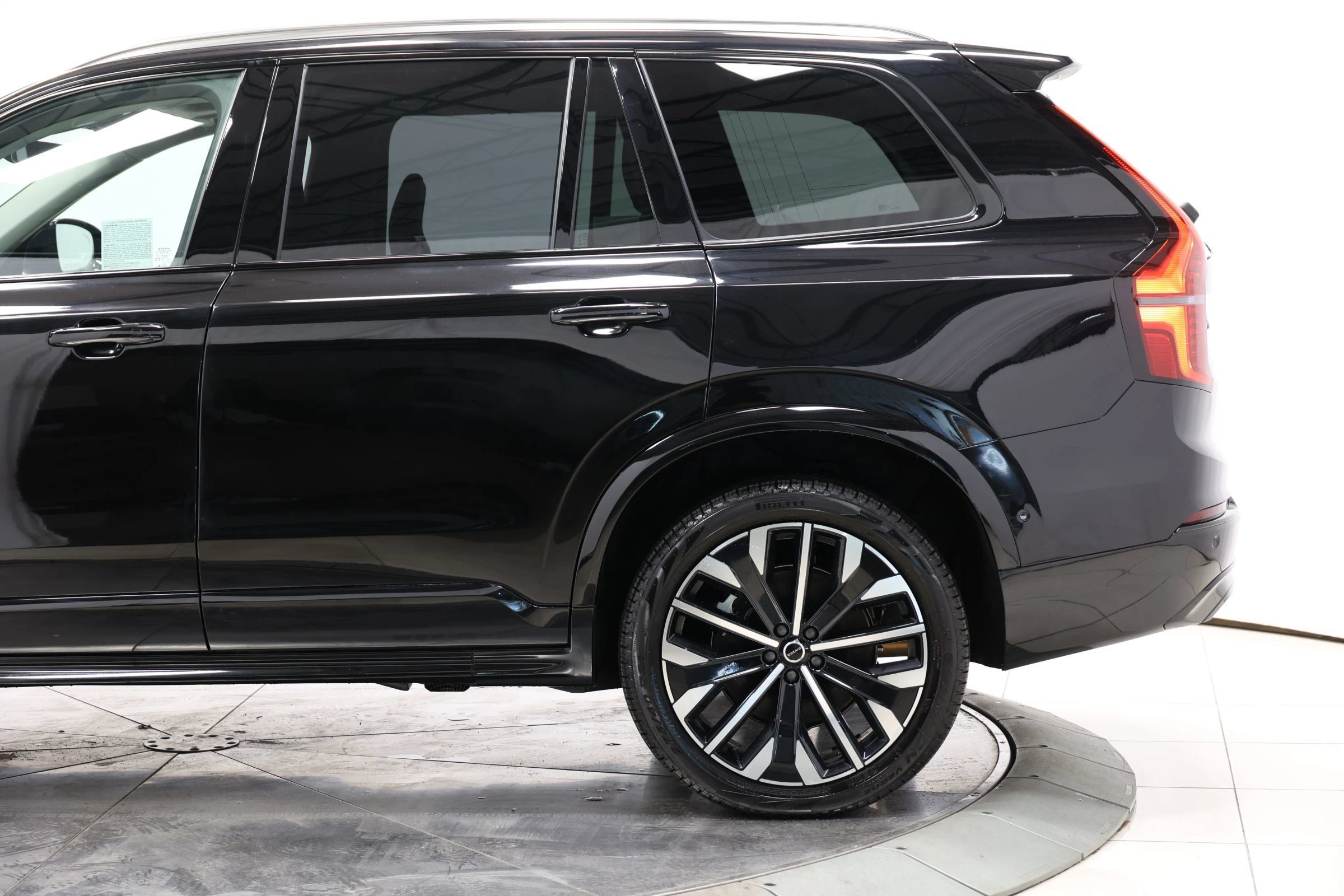 Used 2025 Volvo XC90 T8 Plus w/ Protection Package Premier AWD/4WD image 8