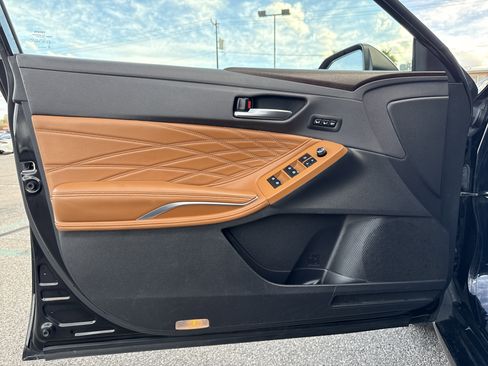 Used 2019 Toyota Avalon Limited w/ All Weather Liner Package image 9