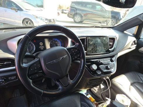 Used 2021 Chrysler Pacifica Touring-L w/ Uconnect Theater Family Group image 10