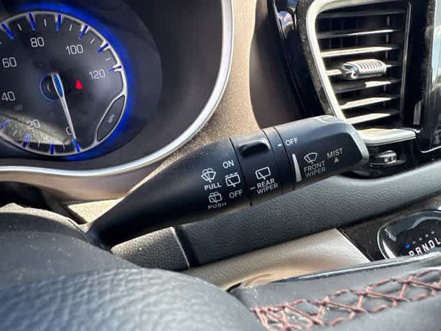Used 2018 Chrysler Pacifica Touring-L w/ Premium Audio Group FWD image 17