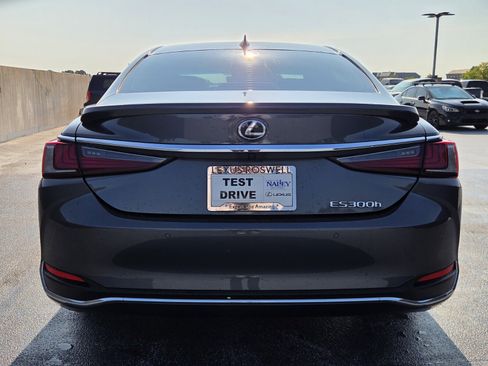 Used 2025 Lexus ES 300h Ultra Luxury w/ Accessory Package (Z2) FWD image 4