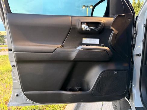 Used 2018 Toyota Tacoma TRD Off-Road AWD/4WD image 11