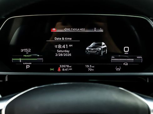 Used 2022 Audi e-tron Premium w/ Convenience Plus Package image 20