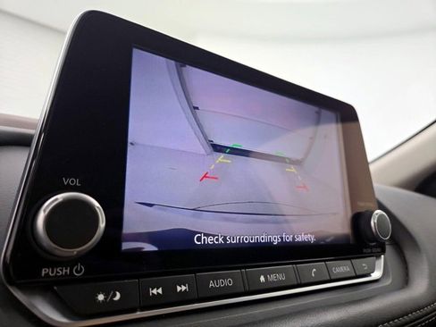 Used 2023 Nissan Rogue SV image 4