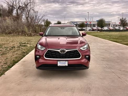 Used 2021 Toyota Highlander XLE image 7