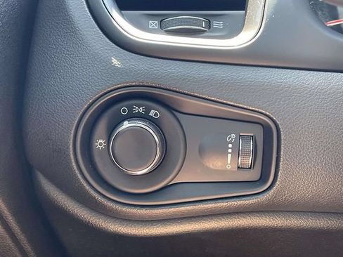 Used 2023 Jeep Renegade Latitude AWD/4WD image 33