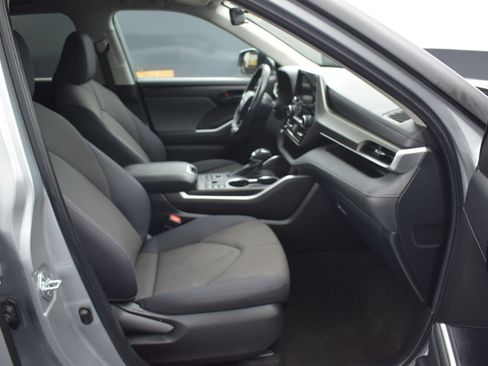 Used 2024 Toyota Highlander LE AWD/4WD image 10