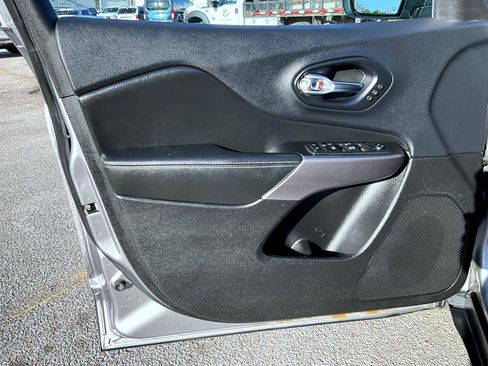 Used 2019 Jeep Cherokee Limited AWD/4WD image 10