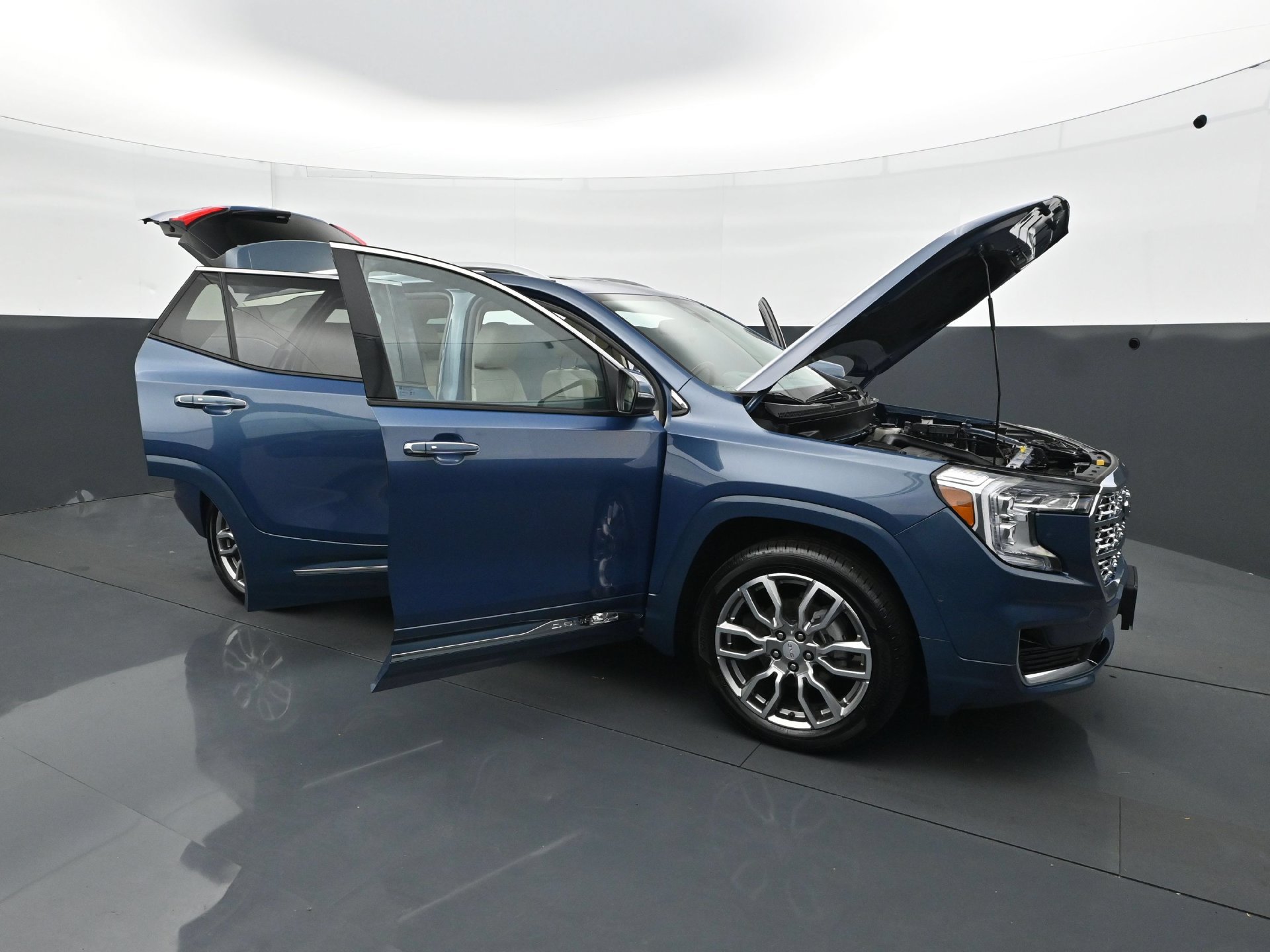 Used 2024 GMC Terrain Denali w/ Denali Premium Package AWD/4WD image 39