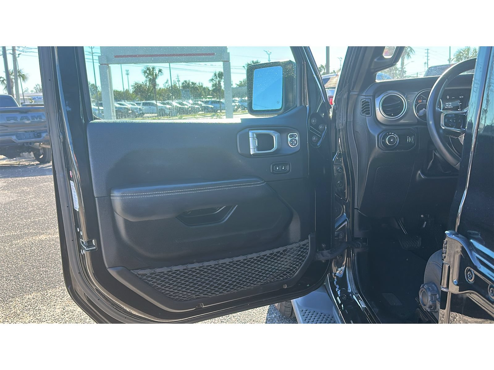 Used 2023 Jeep Wrangler Unlimited Sahara AWD/4WD image 10