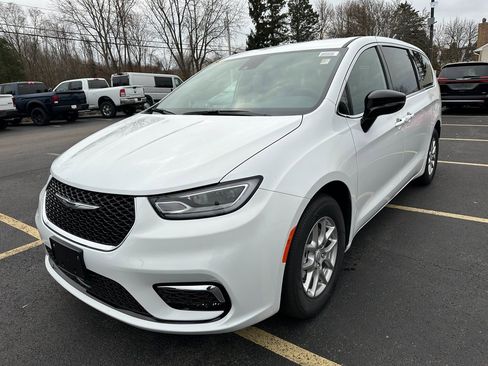 New 2026 Chrysler Pacifica Select image 5