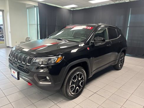 Used 2024 Jeep Compass Trailhawk AWD/4WD image 6