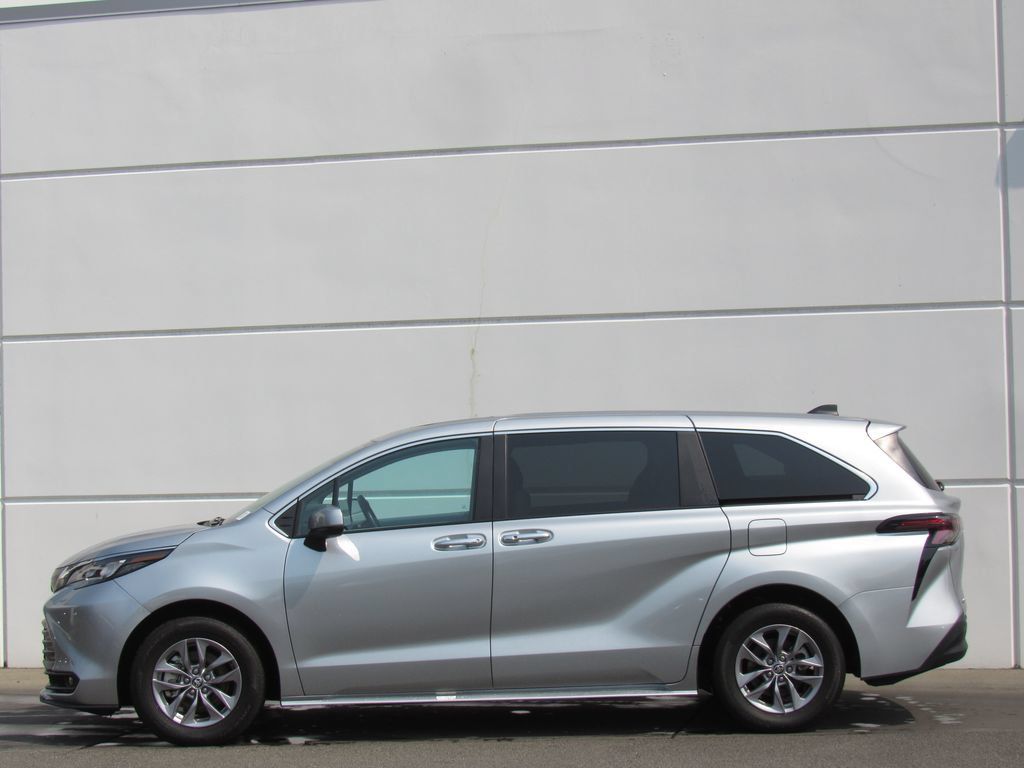Certified 2025 Toyota Sienna XLE FWD image 4