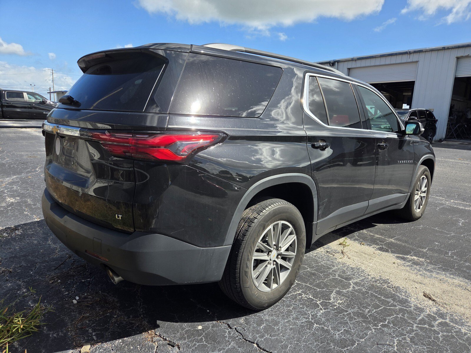 Used 2023 Chevrolet Traverse LT FWD image 3
