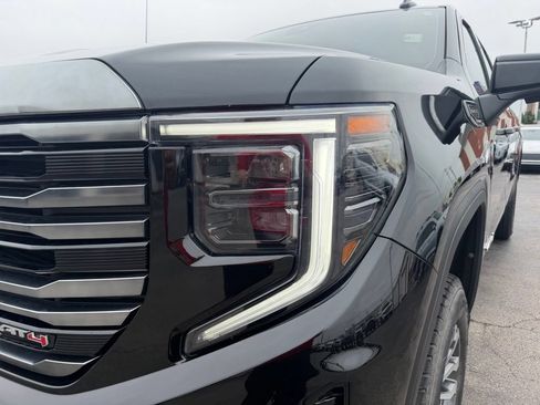Used 2022 GMC Sierra 1500 AT4 w/ Technology Package AWD/4WD image 10