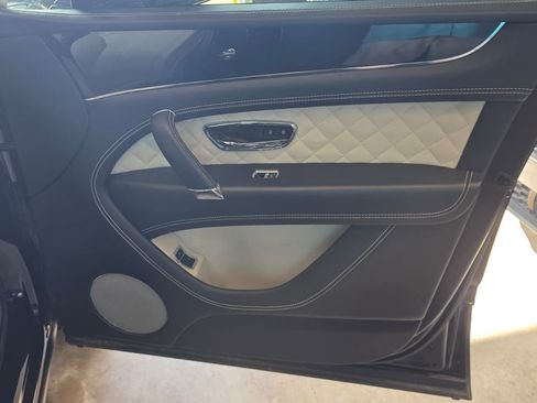 Used 2017 Bentley Bentayga AWD/4WD image 37