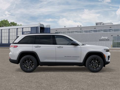 New 2025 Jeep Grand Cherokee Altitude image 21