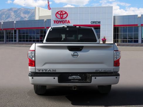 Used 2018 Nissan Titan SV w/ SV Convenience Package image 4