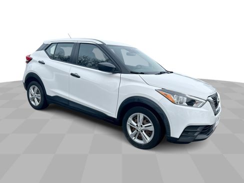 Used 2020 Nissan Kicks S image 2