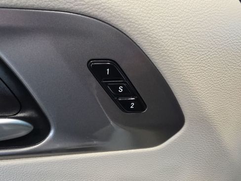 Used 2024 Chrysler Pacifica Touring-L FWD image 19