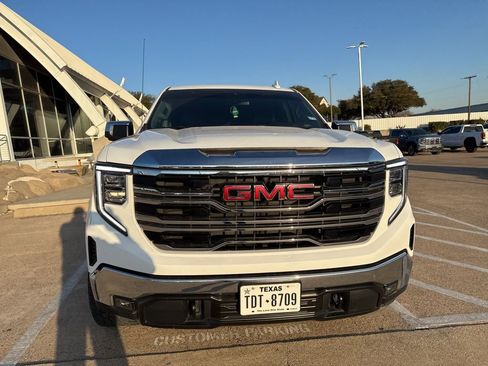 Used 2022 GMC Sierra 1500 SLT image 2