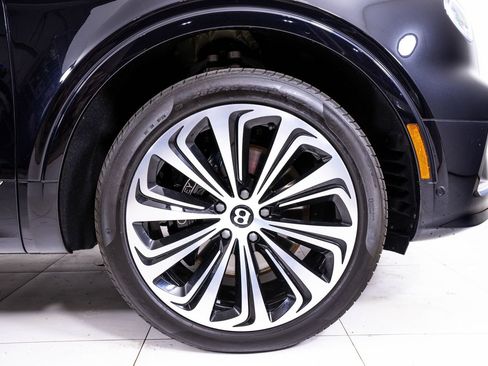Used 2025 Bentley Bentayga AWD/4WD image 13