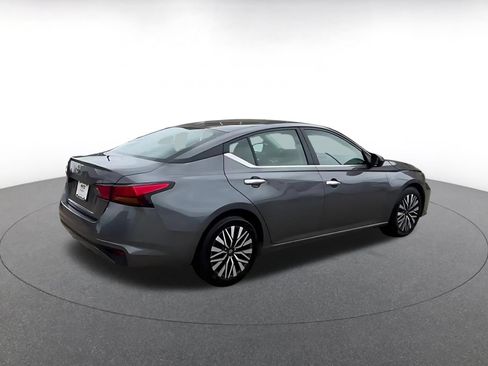 Used 2025 Nissan Altima 2.5 SV FWD image 15